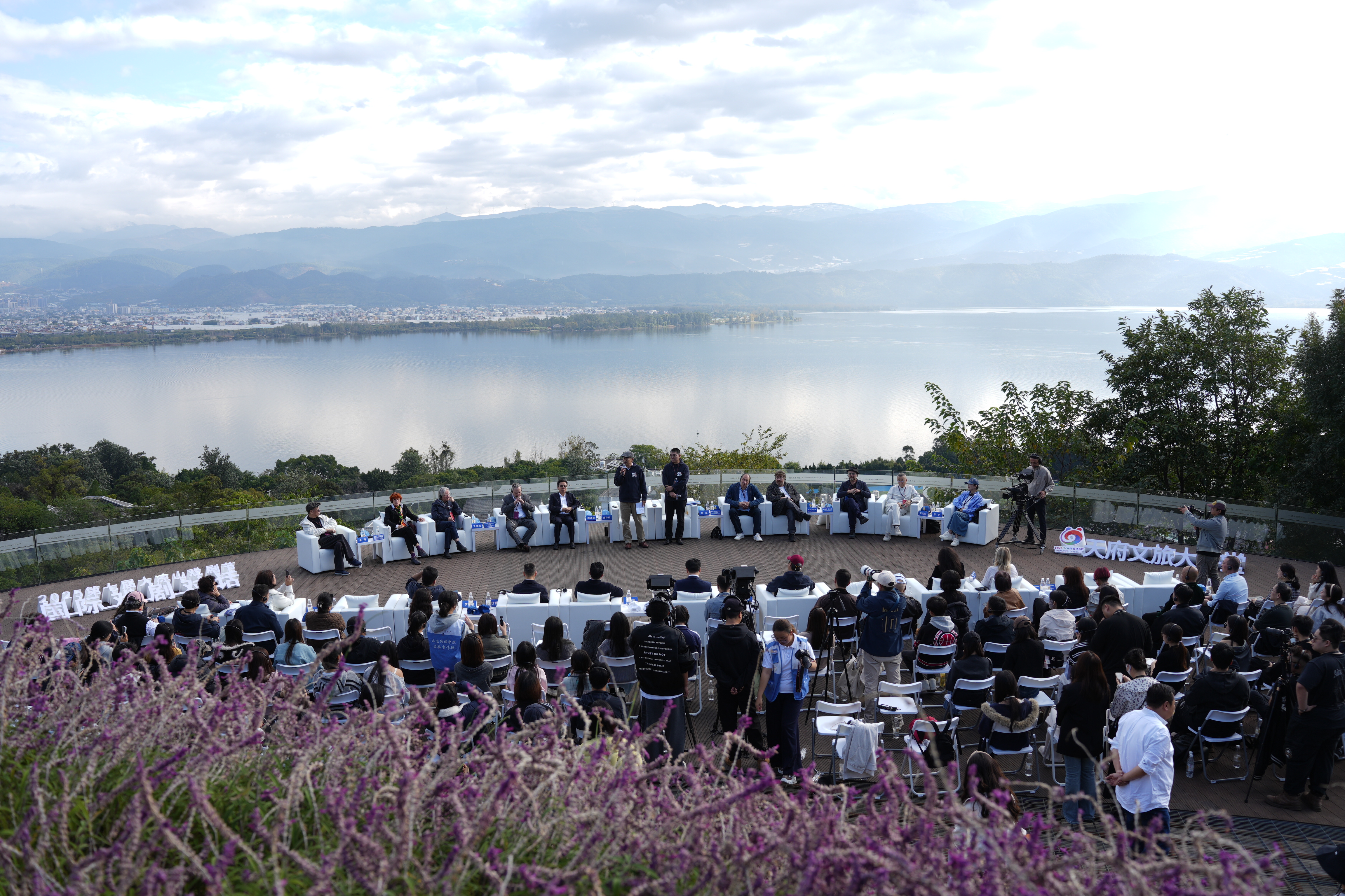 第七届大凉山戏剧节落幕:戏剧为桥连世界 文旅融合谱新篇